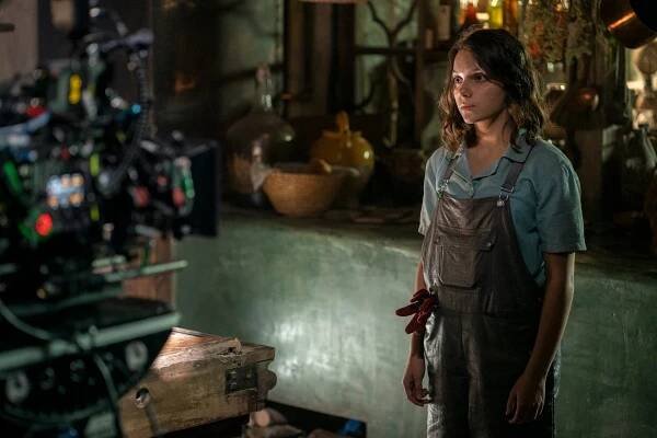 Jeho temné esence - Město strak - Z natáčení - Dafne Keen