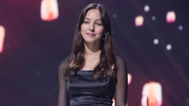 Z dcery Karla Gotta vyrostla kočka: Charlotte v šatech s výstřihem vzbudila rozruch. Fanoušci šílí