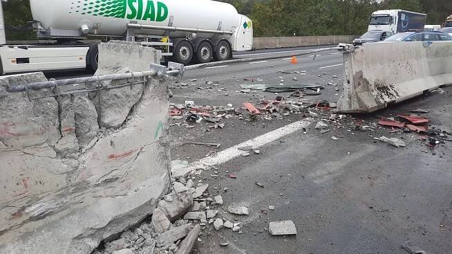 D1 u Prahy stojí, série nehod