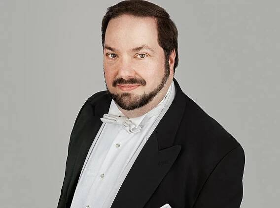 Americký dirigent John Fiore provede s orchestrem Národního divadla Zvony Sergeje Rachmaninova a Oedipus Rex Igora Stravinského