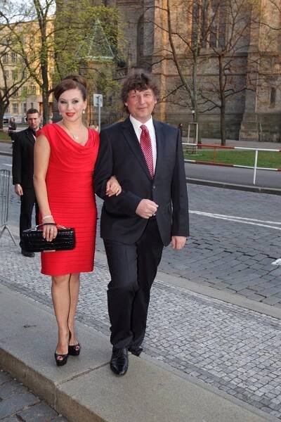 FOTO: Daně Morávkové s Petrem Maláskem to sluší vždycky,a je legrační, jak se je bulvár snaží marně roky rozvádět. Zase nic. – stránka 50