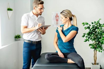 moderní rehabilitační fyzioterapeutický muž v práci se ženou klient mluví o problému s ramenem - chiropraktik lékařské povolání - stock snímky, obrázky a fotky