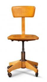 Dřevěná dílenská otočná židle v funkcionalistickém stylu