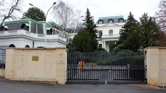 Vyhoštění ruští diplomaté opustí Prahu v neděli, píše agentura TASS