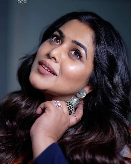 shamna-kasim-in-black-saree-with-multicolor-border-design-photos-004