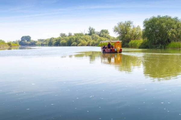 skupina turistů na výlet do delty dunaje, rumunsko. rozmazané národy na lodi. - tulcea - stock snímky, obrázky a fotky