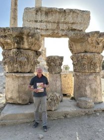 V září letošního roku se pan Roman rozhodl okouknout krásy Jordánska. Na svých cestách samozřejmě nemohl minout Jerash – jedno z nejzachovalejších antických měst světa. Právě u něj zdokumentoval svou chvíli s EPOCHOU.