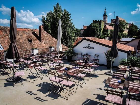 Penzion, vinný sklep a café Bárta v Mikulově | Ubytování, posezení ve sklepě a kavárna v centru Mikulova