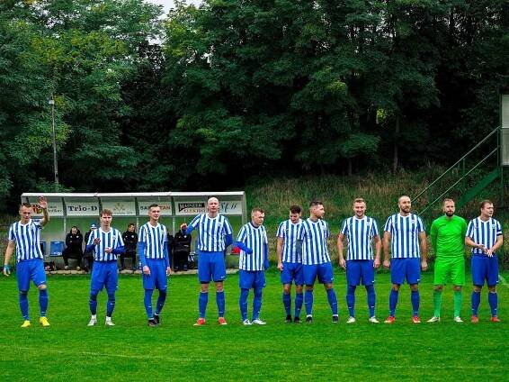 9. kolo krajského přeboru: FC Chotíkov 1932 - FK Okula Nýrsko (na snímku fotbalisté v modrobílých dresech) 2:1 (2:1).