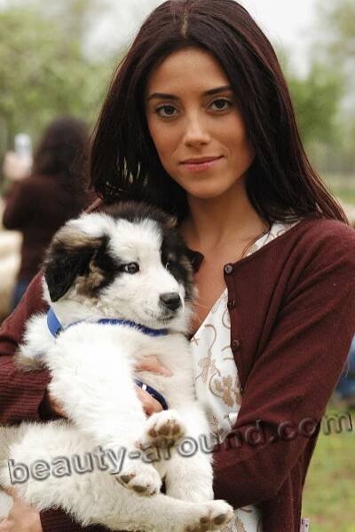 Cansu Dere со щенком фото