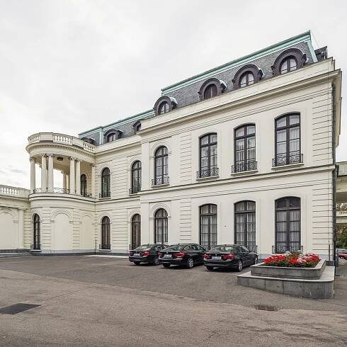 Ruská ambasáda v Praze. Nahlédněte za zdi Korunovační ulice