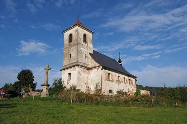 Kostel sv. Jana Nepomuckého, přestavba přestavbou původní hřbitovní kaple v letech 1708–12. Bartošovice.