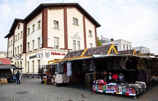 Holešovická tržnice: Kulturní památka stále v obležení vietnamských stánkařů