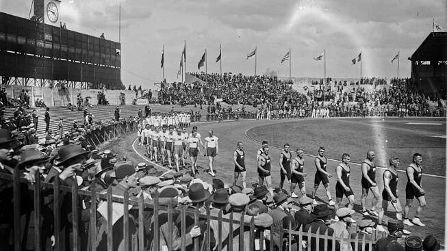 Zahajovací ceremoniál na OH 1924 v Paříži.