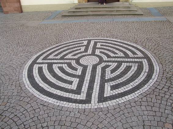 Soubor:Labyrinth vor St. Lambertus, Mingolsheim.JPG