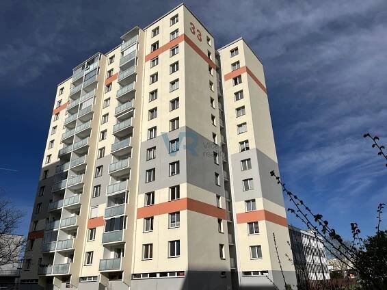 Prodej bytu 2+kk s lodžií, ul. Dlouhá 33, ČB, družstevní vlastnictví, 45 m2, výtah - vicek-reality.cz