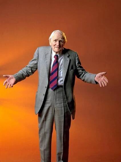 Jeden svět nestačí - Promo - Desmond Llewelyn