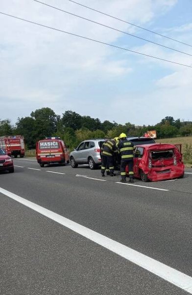 Zásah tří jednotek hasičů si vyžádala dopravní nehoda tří… | POŽÁRY.cz - ohnisko žhavých zpráv | hasiči aktuálně