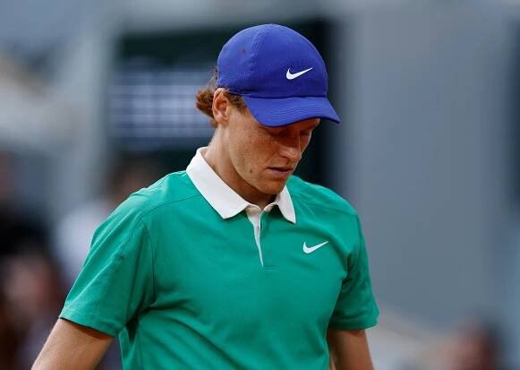 Světová jednička  Jannik Sinner ve finále French Open.