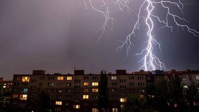 Česko zasáhnou ve čtvrtek bouřky. Meteorologové varují, že místy velmi silné