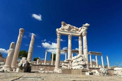 chrám trajan u starověkých ruin akropole v pergamonu, bergama, turecko - pergamon - stock snímky, obrázky a fotky