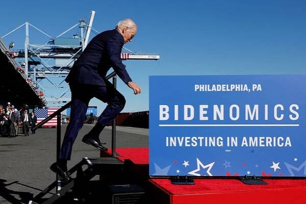 Prezident USA v problémech: Biden vrávoral na schodech. Měl co dělat, aby to ustál