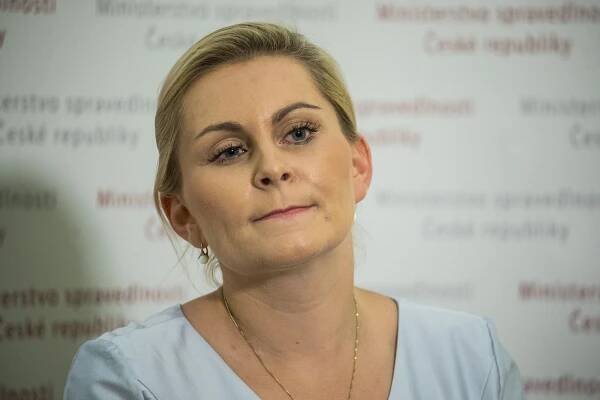 Ministryně Babišovy obrany končí • RESPEKT