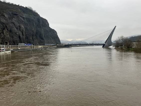 VIDEO: Povodňová vlna zaplavila cyklostezku i podzemní garáž. Do vany opět teklo