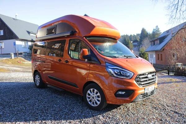 Ford postavil doubledecker pro dobrodruhy na cestách. Zimní výlet v obytném Transitu