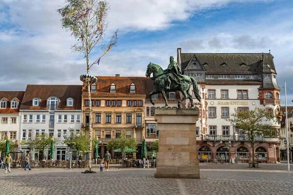 Rathausplatz mit Reiterstandbild Prinzregent Luitpold und Maibaum, Landau in der Pfalz, Rheinland-Pfalz