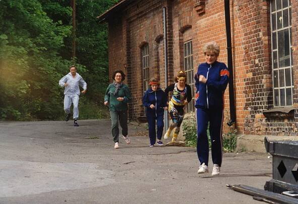 Magnus Härenstam, Elsa Lystad, Aud Schønemann, Brit Elisabeth Haagensli, Anne Marie Ottersen - Fredrikssons fabrikk - The movie - Z filmu