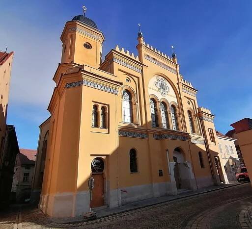 Práce na druhé největší synagoze v Čechách pokročily, maurská výzdoba září