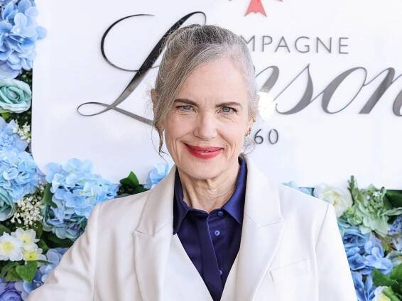 Elizabeth McGovern enjoys rare public outing with famous husband