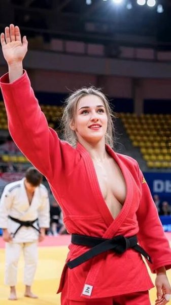 A judoist waving to the crowd after winning 勝利後、群衆に手を振る柔道選手 #judo #誘導 #유도 #olympics #motivation