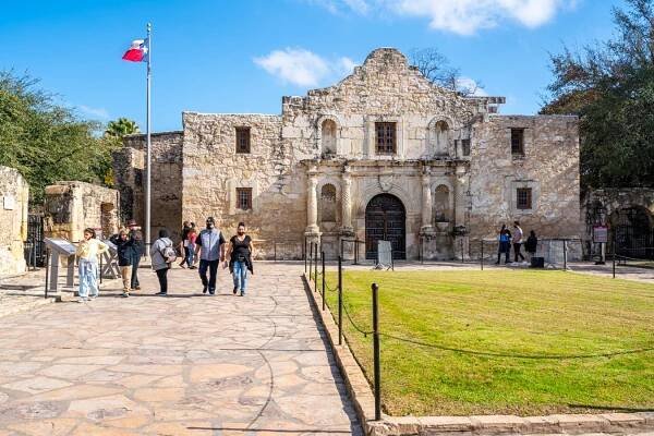 front facade of the alamo on a sunny day, tips for visiting the alamo tx