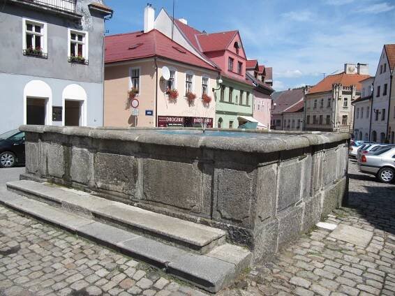 Soubor:Loket, kašna u č.p. 105.jpg