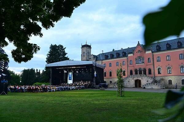 Závěrečný koncert sezony uspořádala Česká filharmonie mimo prahu, na zámku Sychrov.