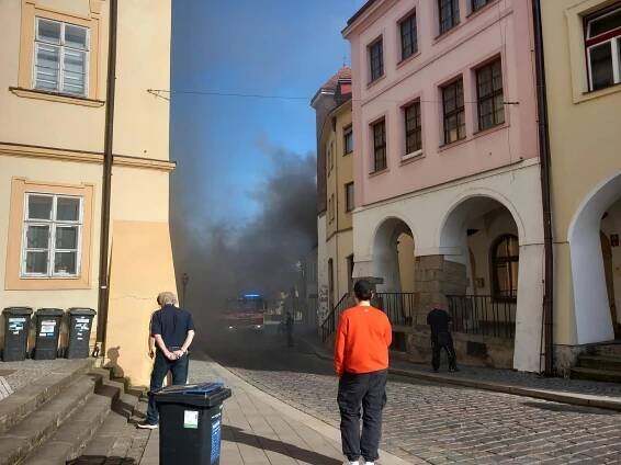 VIDEO: Požár v historickém jádru Hradce Králové. Hořelo v podkroví domu v Mýtské