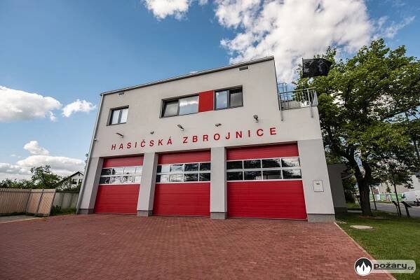 Hasiči v Újezdě nad Lesy se dočkali nové hasičárny, stojí na místě staré zbrojnice | POŽÁRY.cz - ohnisko žhavých zpráv