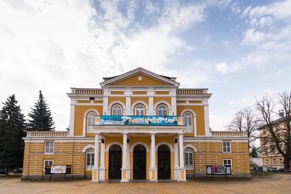 Chebské divadlo uvede poslední premiéru sezony, na programu je Obchodník s deštěm