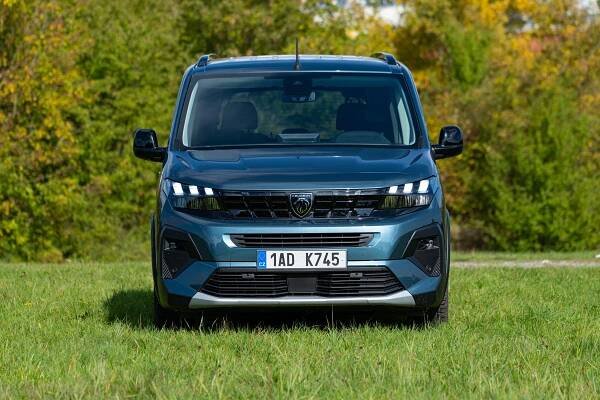 Dlouhý Peugeot Rifter s naftovým motorem je parádní univerzál, který odveze velkou rodinu nebo objemný náklad