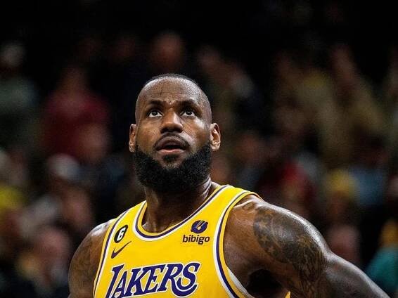 LeBron James: O ikona basketbalu hrajícím se synem