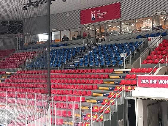 Češky místo Motoru, Kanaďanky přes chodbu. Budvar aréna už vyhlíží šampionát