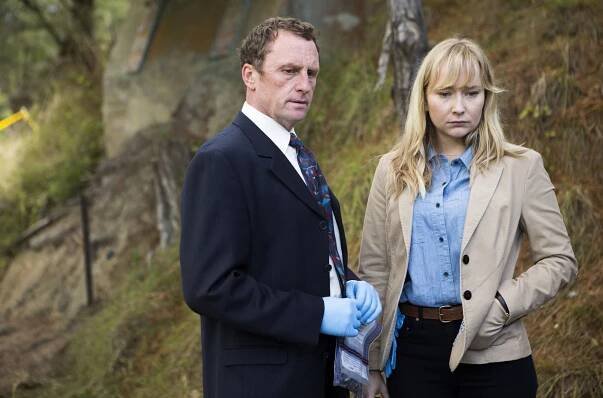 Vraždy v Brokenwoodu - Krev a voda - Z filmu - Timothy Balme, Fern Sutherland
