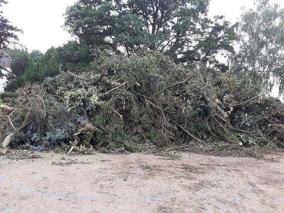Přírodní živel poničil ve čtvrtek 24. června v Luhačovicích budovy, komunikace i zeleň.