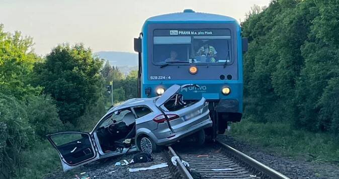 Tragédie v Berouně: Jeden mrtvý a dva těžce zranění po srážce auta s vlakem