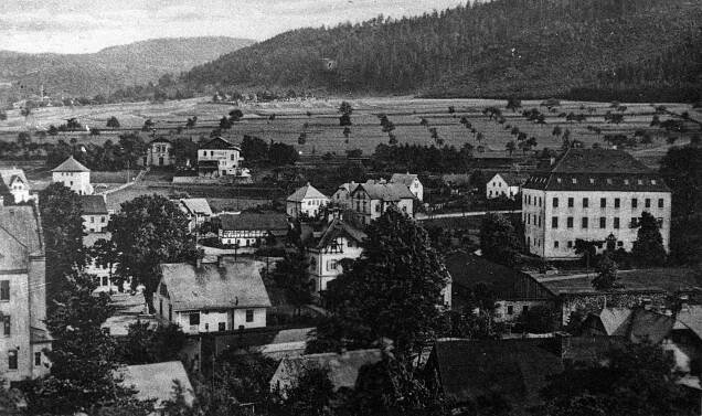 Jílové, střed města (úplně vlevo část zámku); před rokem 1935 (sbírka Jiřího Fiedlera).