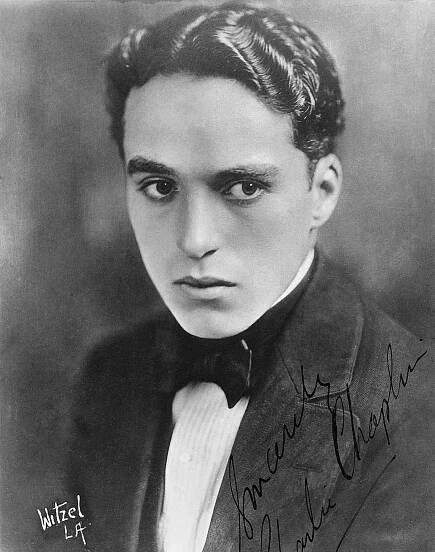 Charlie Chaplin: Proč se Američané eskapádám krále komiků nesmáli?
