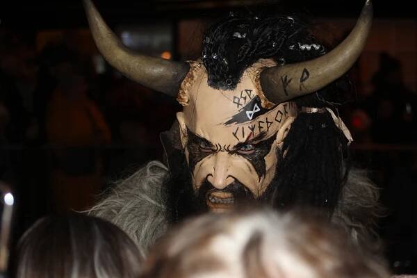VIDEO: Krampusové šílenství v Břeclavi, o děsivé čerty byl obrovský zájem