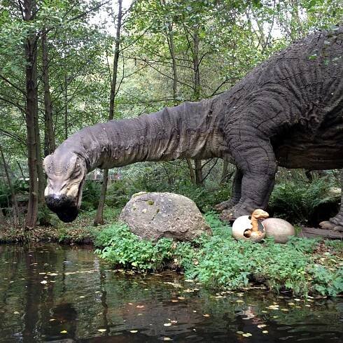 Brontosaurus s vylíhnutými mláďaty
